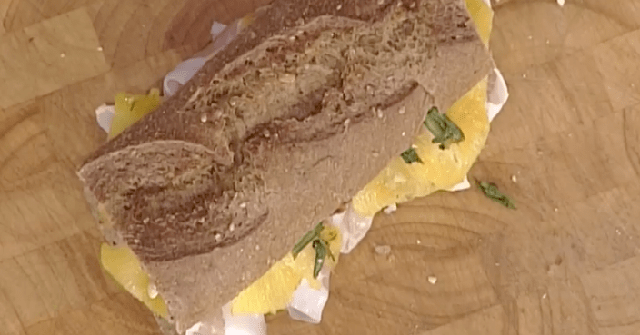 Panino con Pancetta Piacentina DOP, ananas scottato, cicoria saltata e anacardi